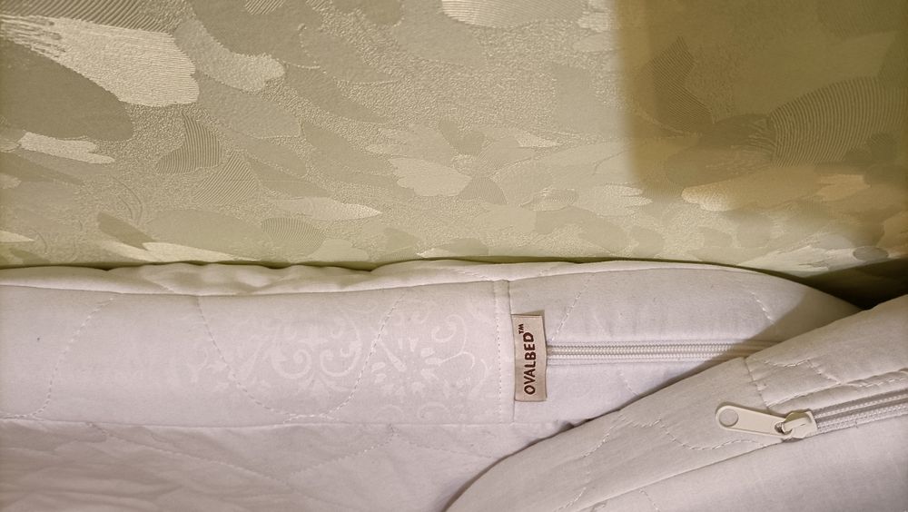 Продам 2 матрасика на круглую и овальную. кроватку.