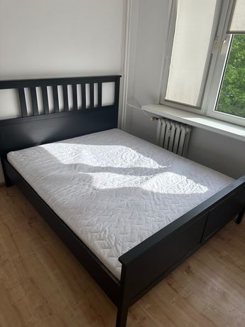 Wygodne łóżko z materacem