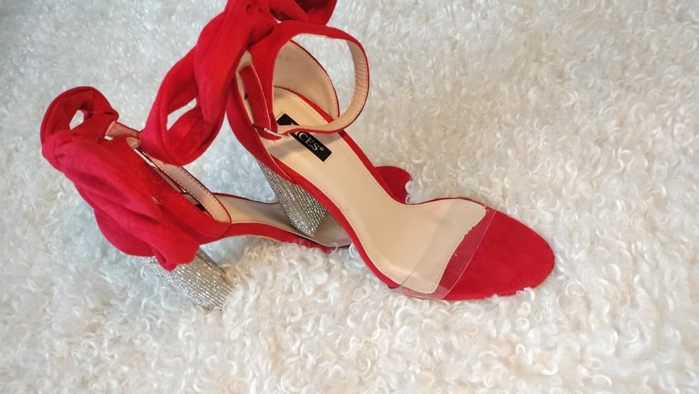 Piękne buty na słupku diamentowym z cyrkoniami kokarda