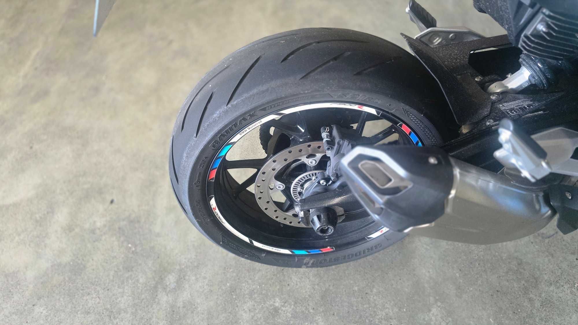 BMW F900R com muitos extras...