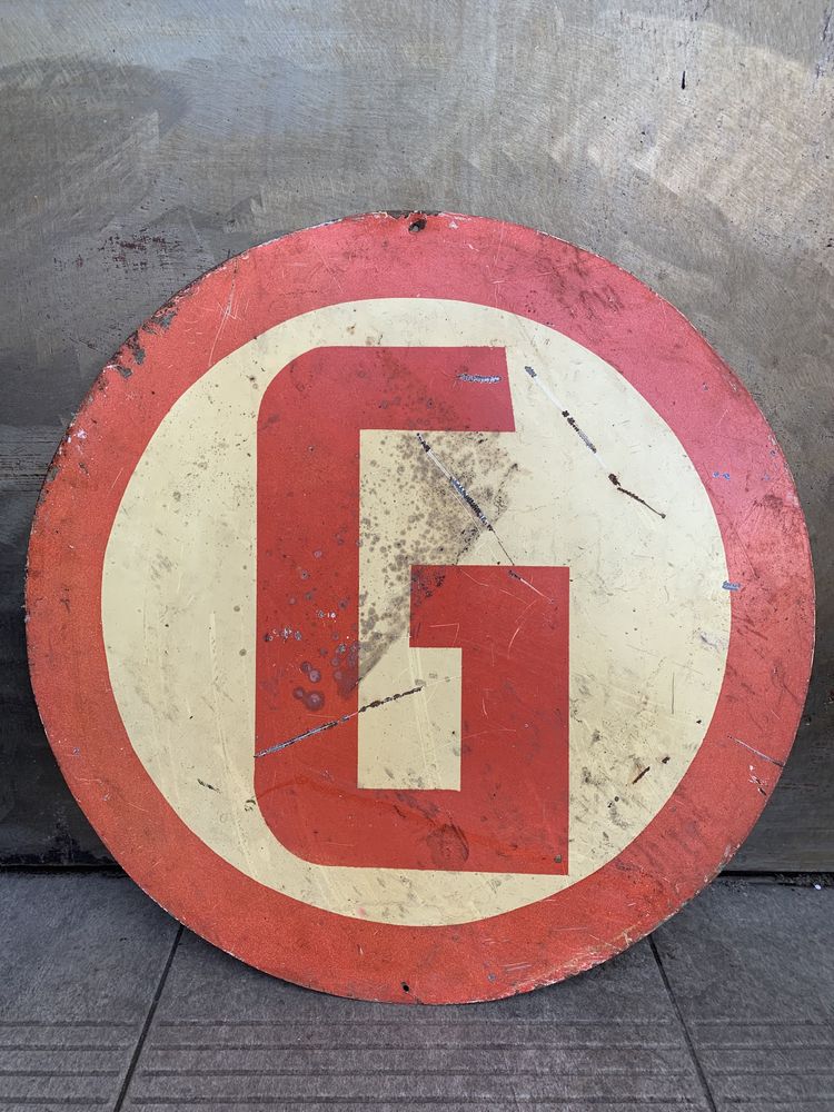 Zabytkowy duży znak informacyjny punkt „G”