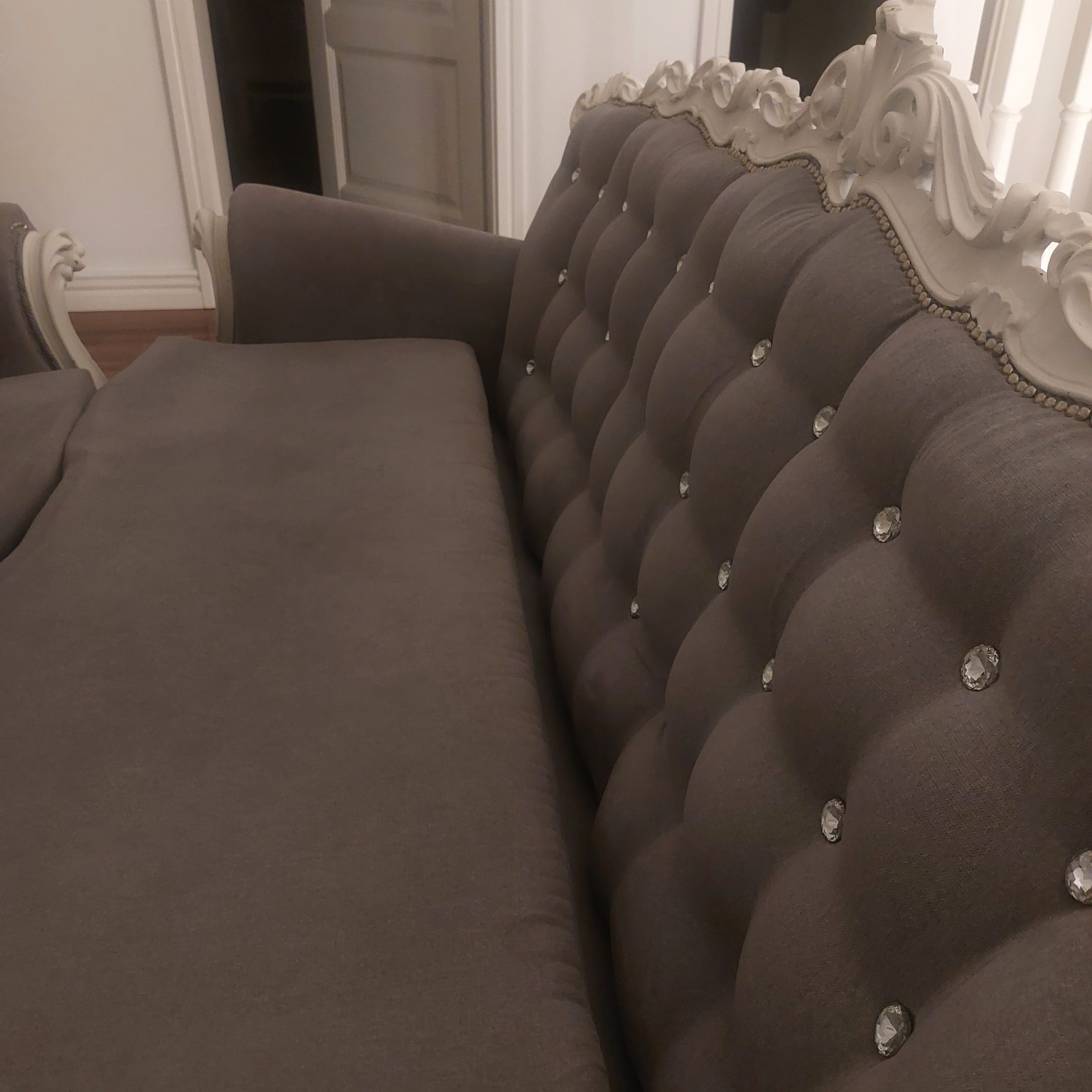 Sofa i fotele pikowane z kryształami