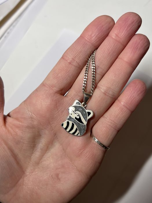 Милий срібний енот на лантюжку