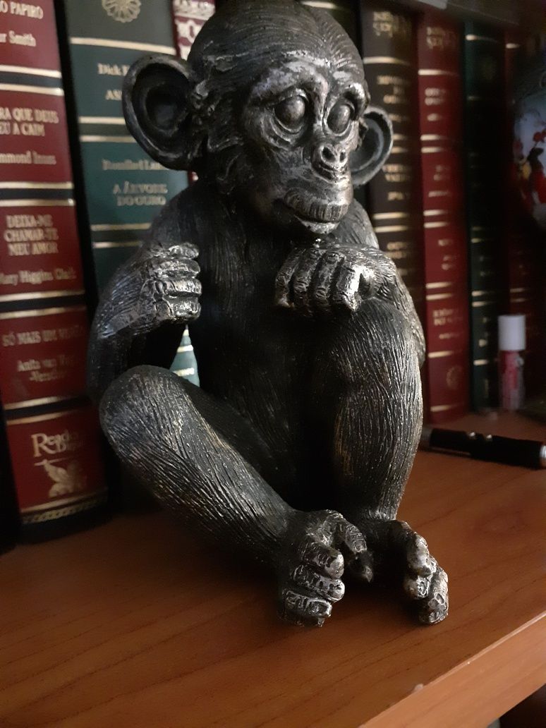 Macaco Chimpanzé Estatueta Decoração para estante 17 cm