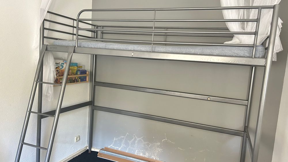 Cama alta de ferro Ikea