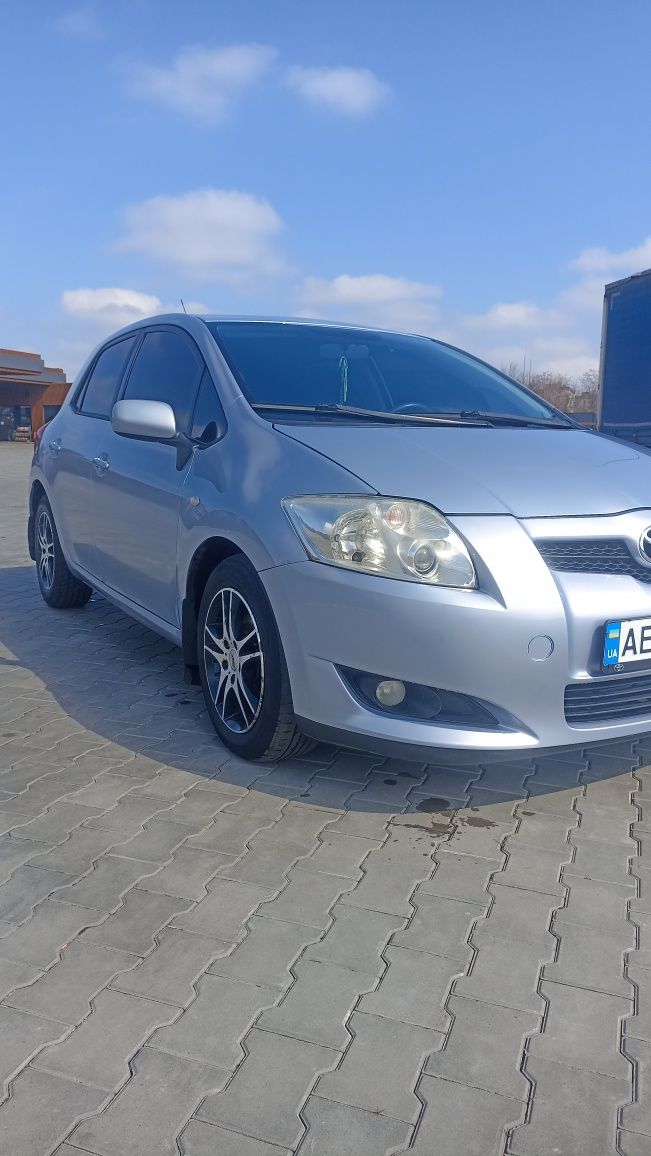 Продам Тойота аурис 1.6 автомат