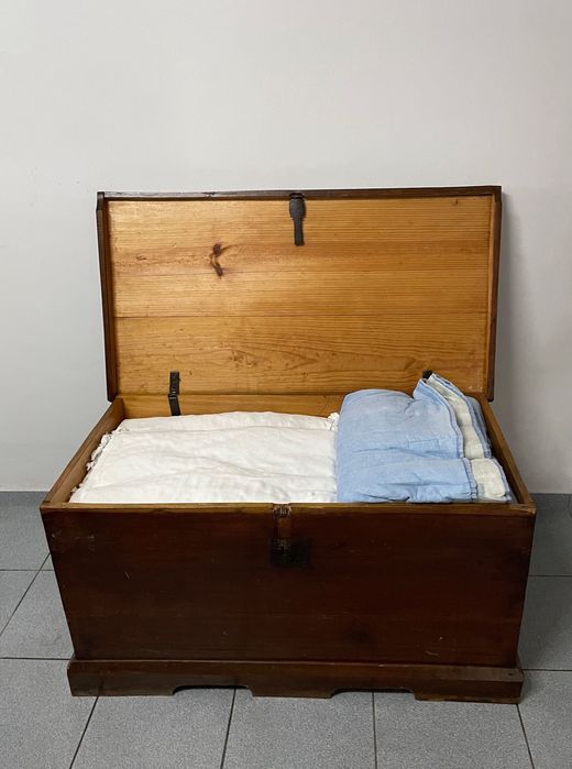 Baú antigo em madeira