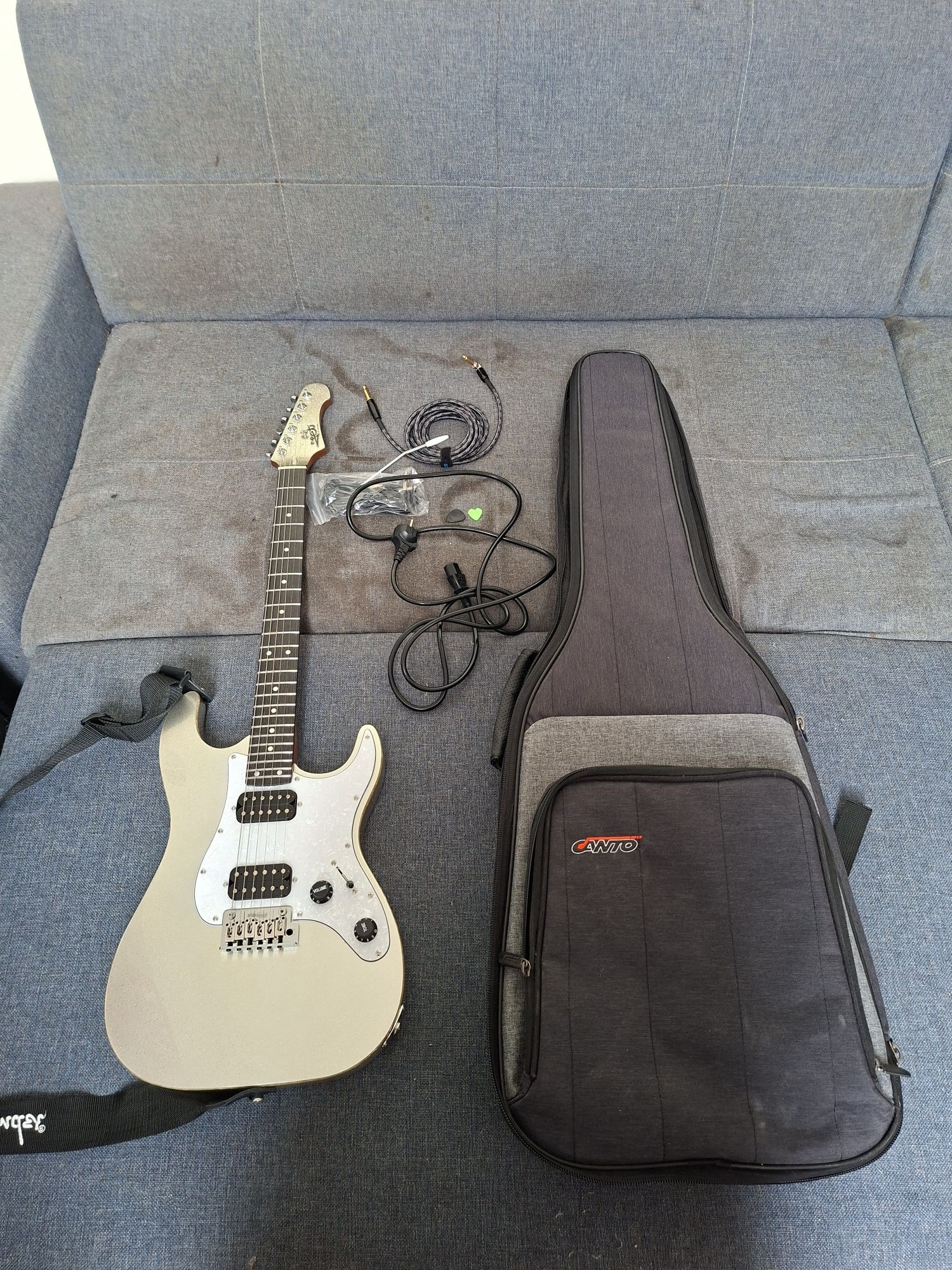 Zestaw gitara elektryczna, wzmacniacz, pokrowiec + akcesoria