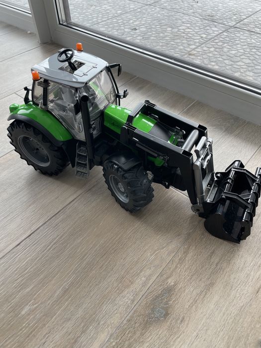 Великий трактор Bruder