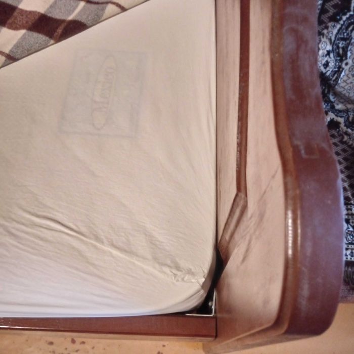 Ліжко із дерева з ортопедичним матрасом