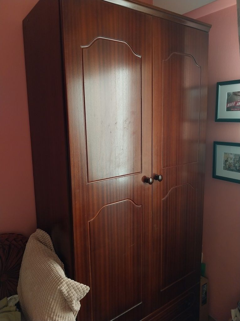 Armário Castanho Prateleira Em Madeira para Quarto Espaçoso e Alto