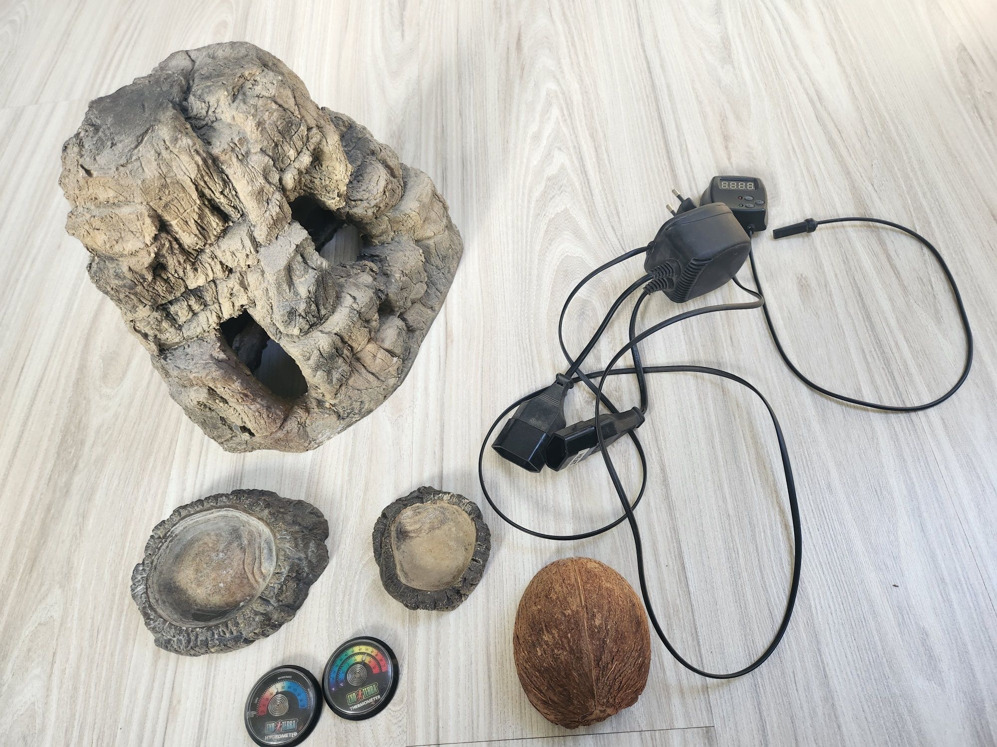 Akcesoria do terrarium m.in skałka, termostat, miska/miski