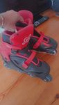Patins em linha pretos e vermelhos