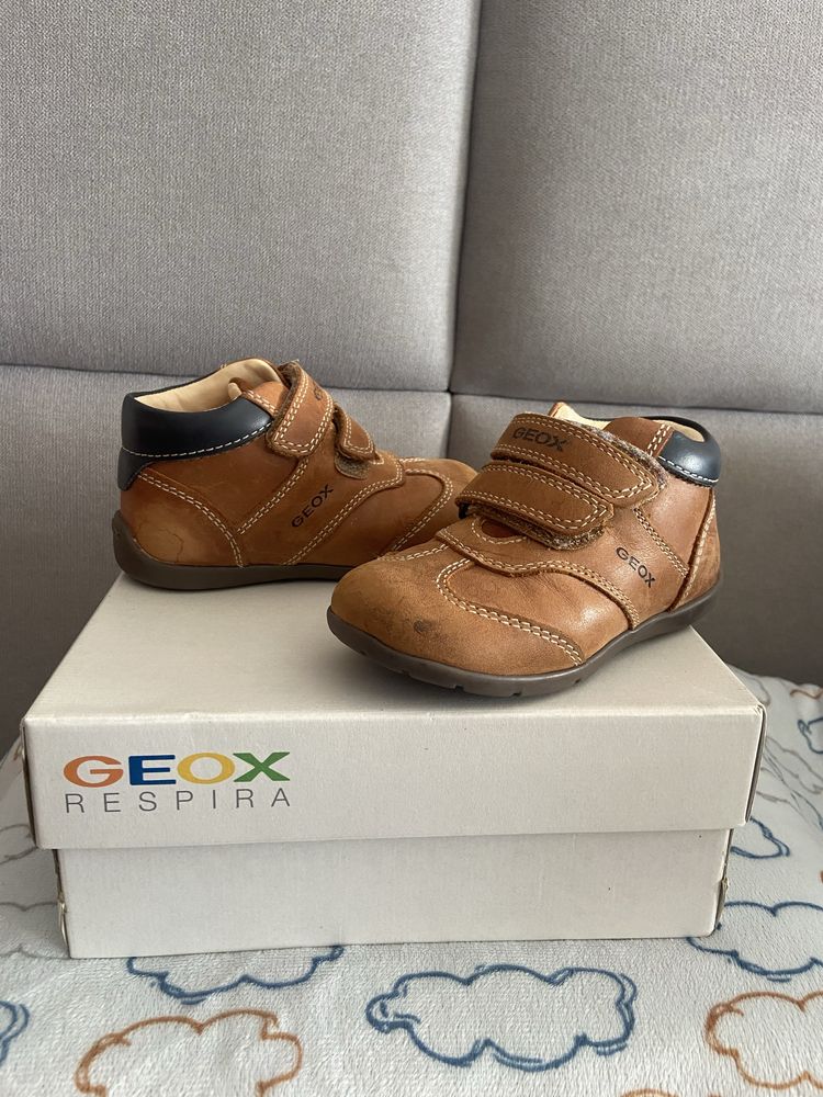 Chinelo, sandalia, sapatilhas e 1 casaco
