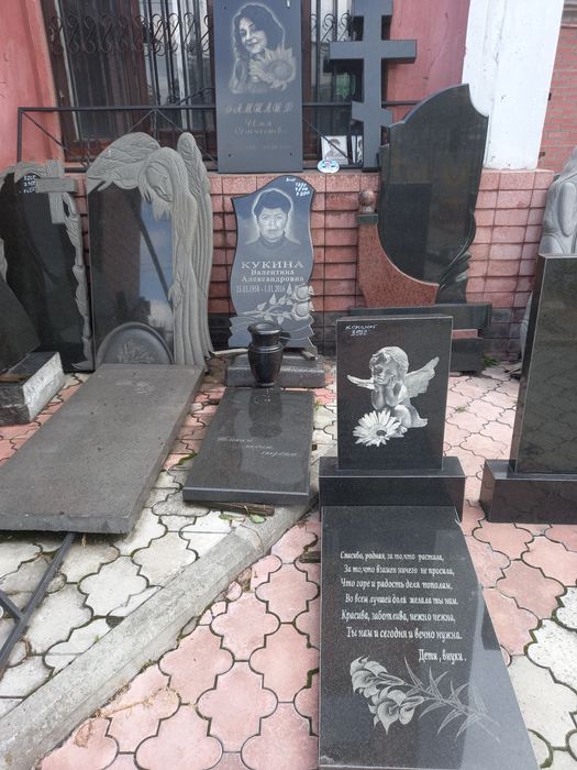 Пам'ятники від виробника (граніт крошка, бетон)Від 4100 грн .