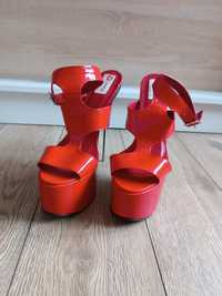 Czerwone sandały na mega szpilce