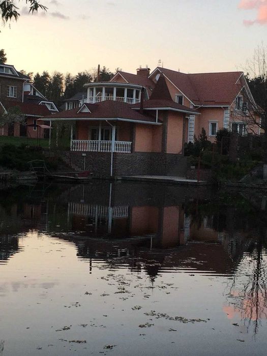 Оренда ексклюзивного будинку Стоянка корт басейн озеро на ділянці