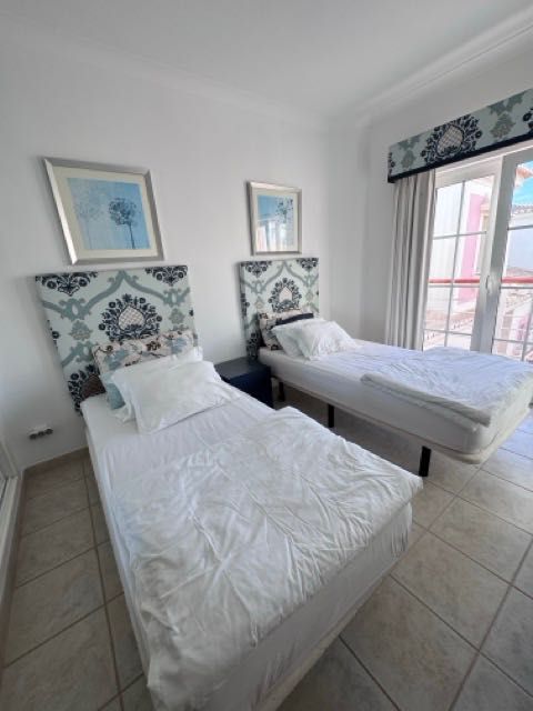 2 camas de solteiro Pikolin Sommier, cabeceiras, quadros e mesa de cab