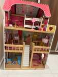 Drewniany domek dla lalek