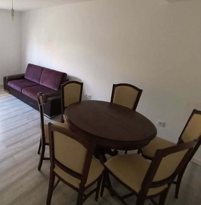 Vendo mesa de madeira e 6 cadeiras