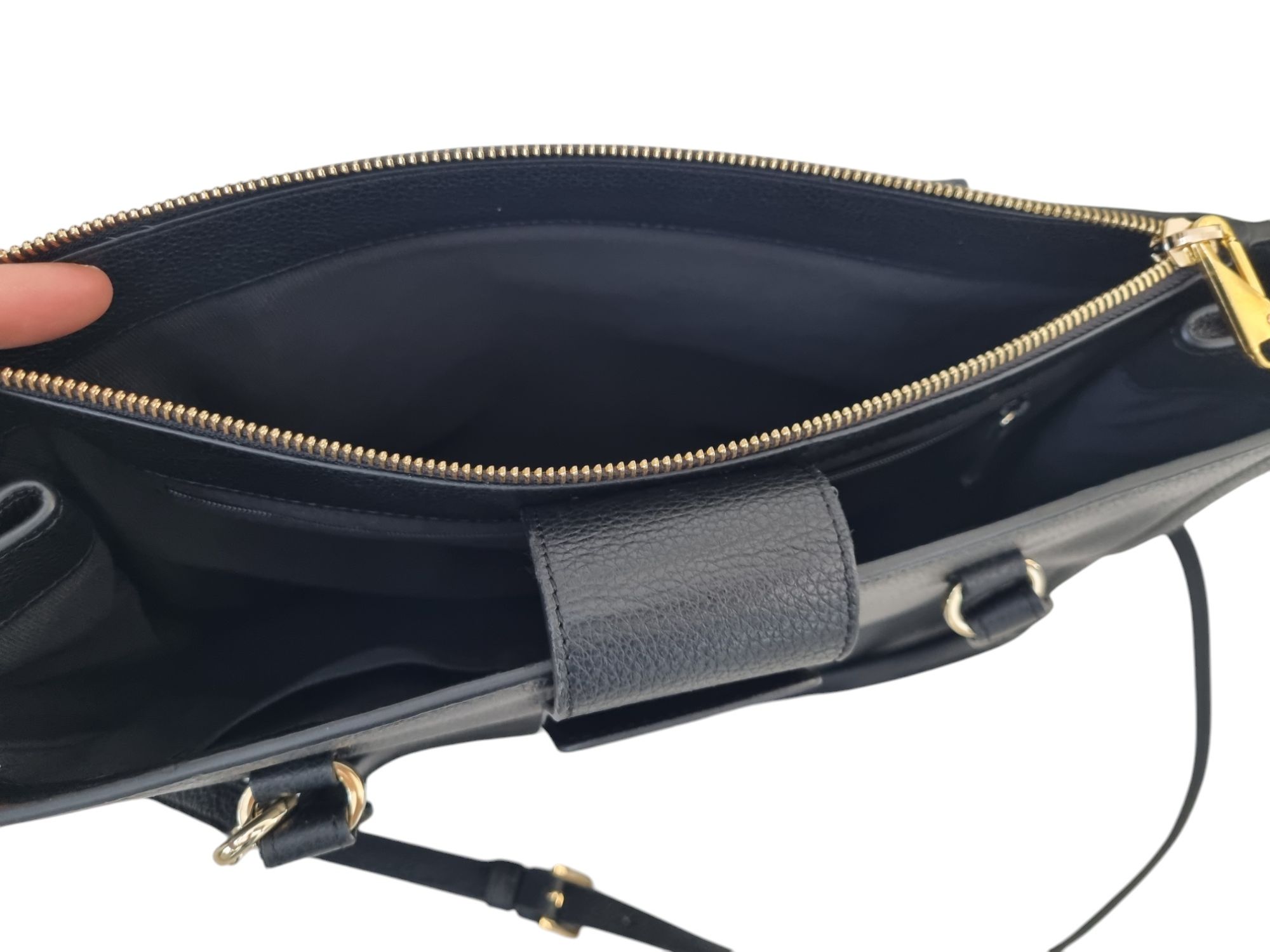 Czarna torebka furla
