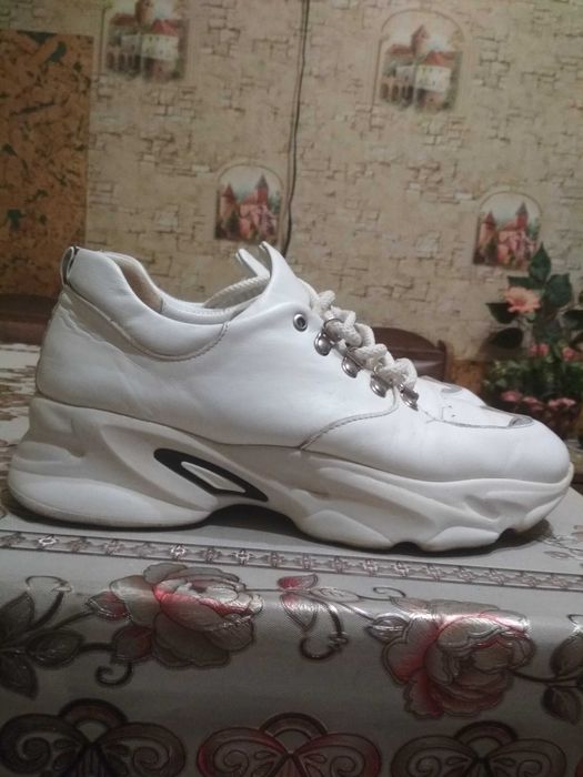 Кроссовки,сникерсы белые  нa высoкой подошве 41-42р. кожa Cenicenio
