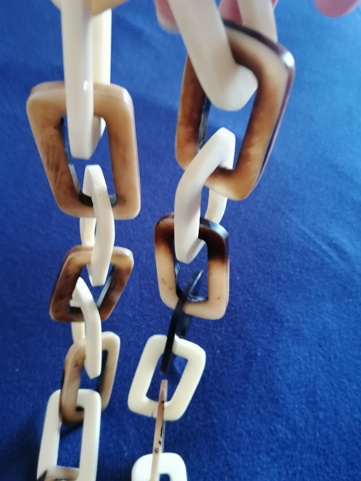Colar em ossos tons castanhos