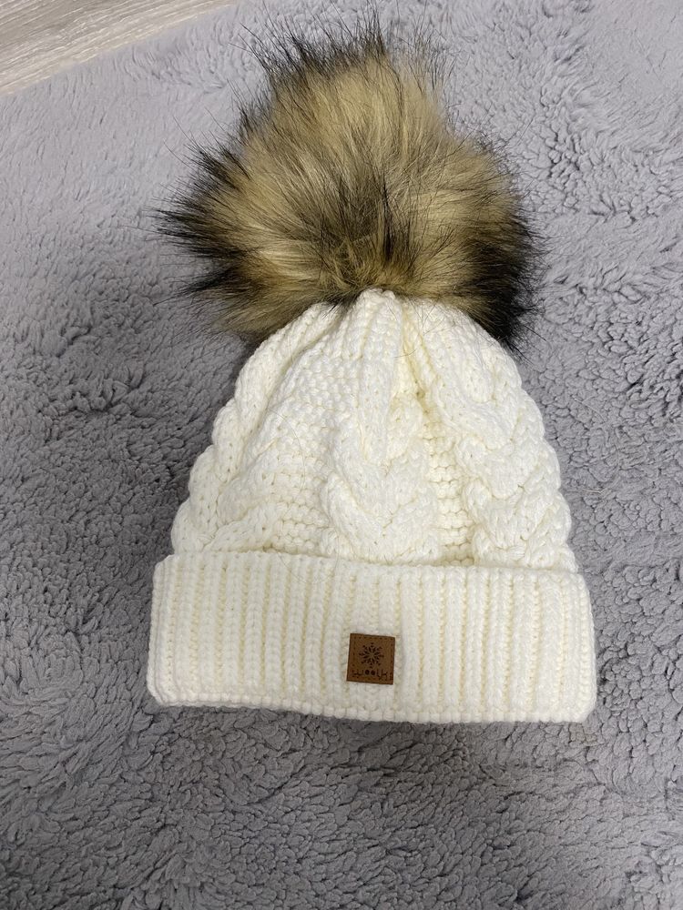 Czapka woolk ecru z pomponem futerko