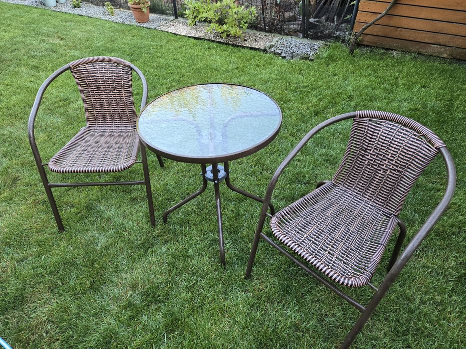 Stół z 2 krzesłami