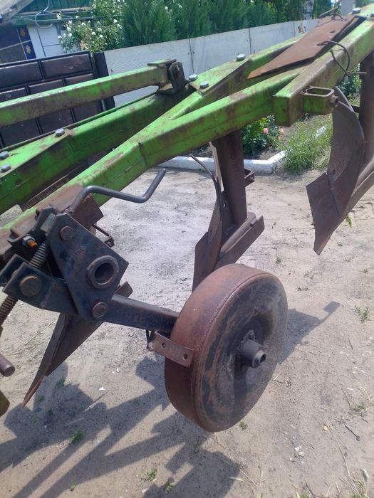Продам плуг 3-х корпусний