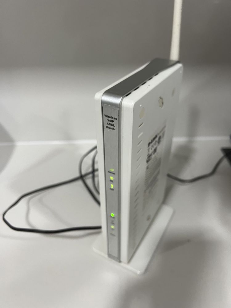 Router D-Link com carregador.