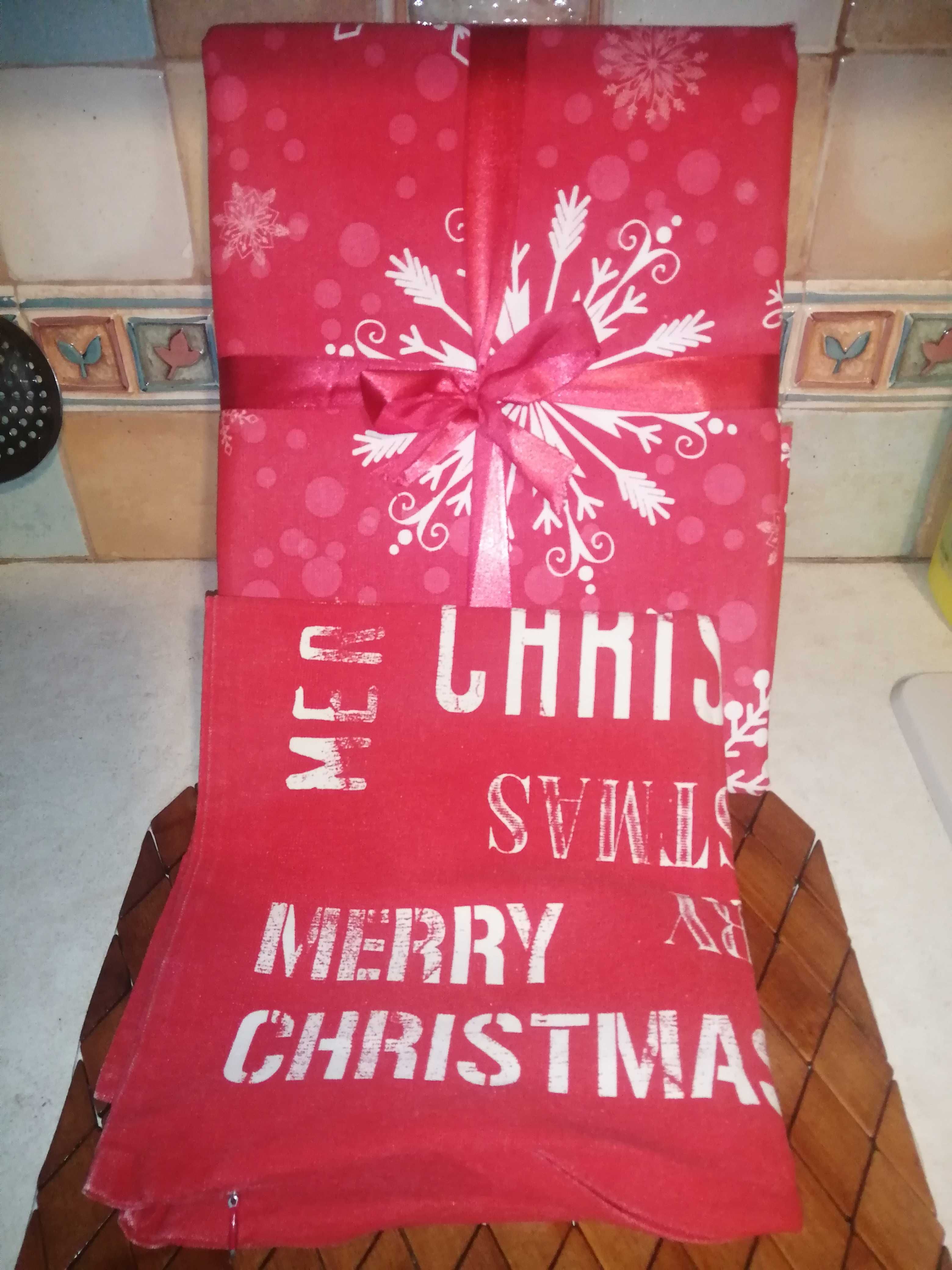 Świąteczna poszewka na jasiek, bawełniana, czerwona z napisami_H&M