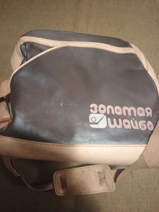 Сумка спортивная золотая шайба.