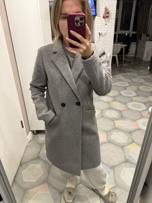 Продам жіноче сіре пальто, тримає форму, розмір 36