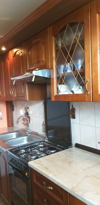 Komplet kuchni drewnianej z blatem marmurowym