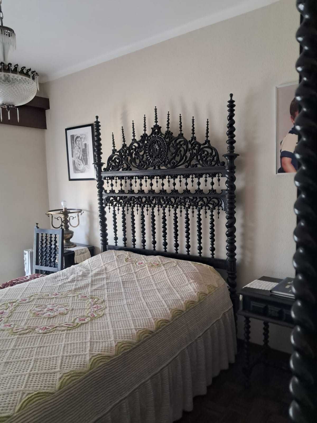 Mobília de quarto completa, em Mogno.