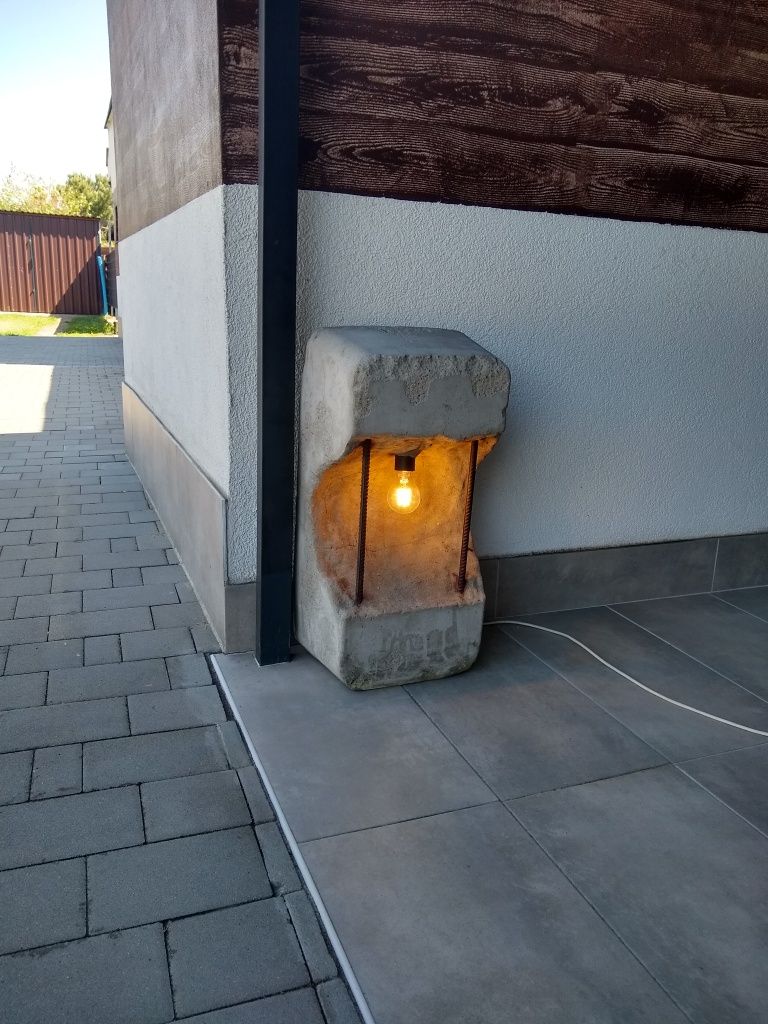 Podłogowa lampa z betonu