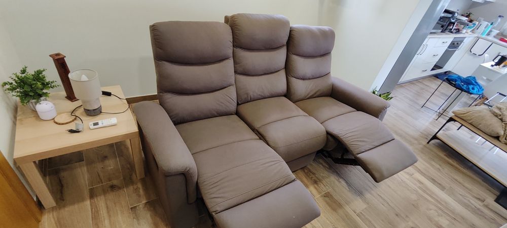 Sofá reclinável castanho em tecido — 11 meses de uso