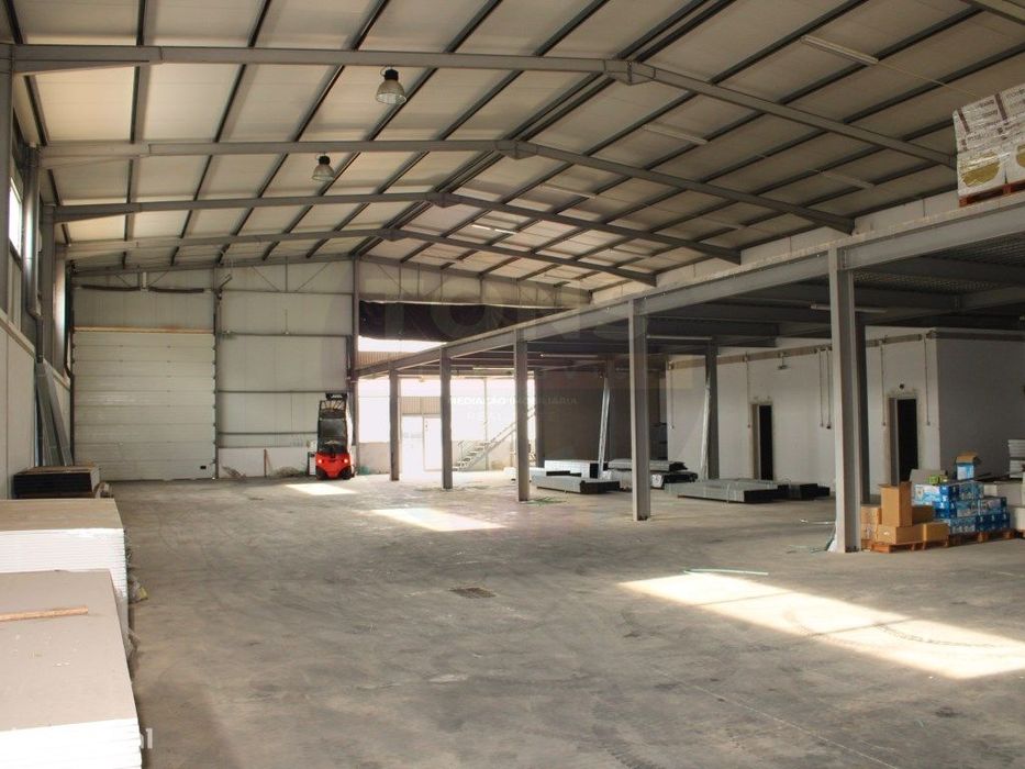 Armazém Industrial no Parchal com 1.050m2 de área útil.