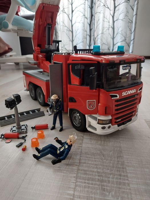 Пожежна машина Bruder Scania 560R зі звуком та світлом