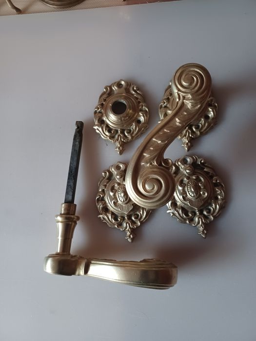 Duże klamki mosiężne.