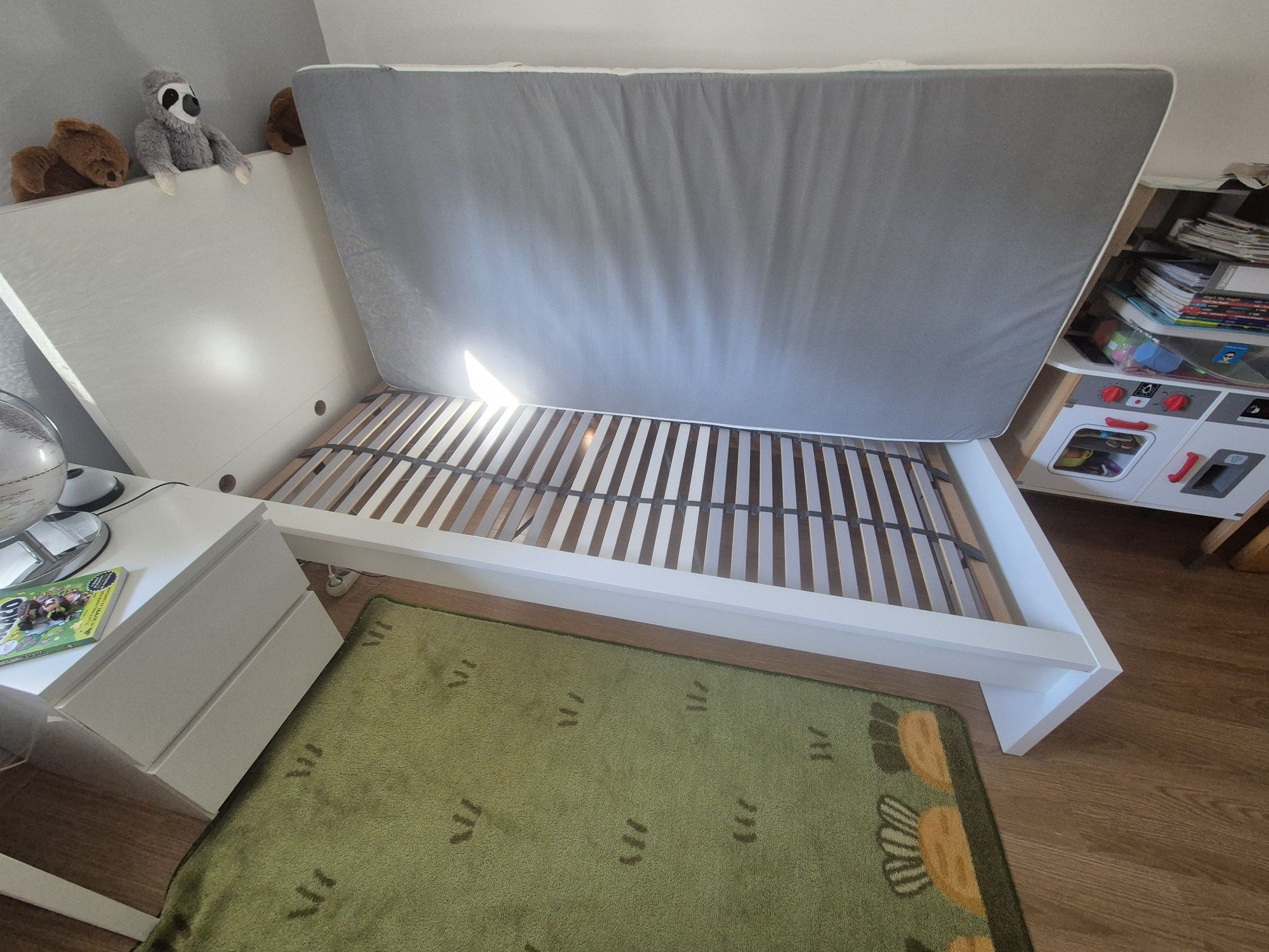 Cama de solteiro e mesa de cabeceira