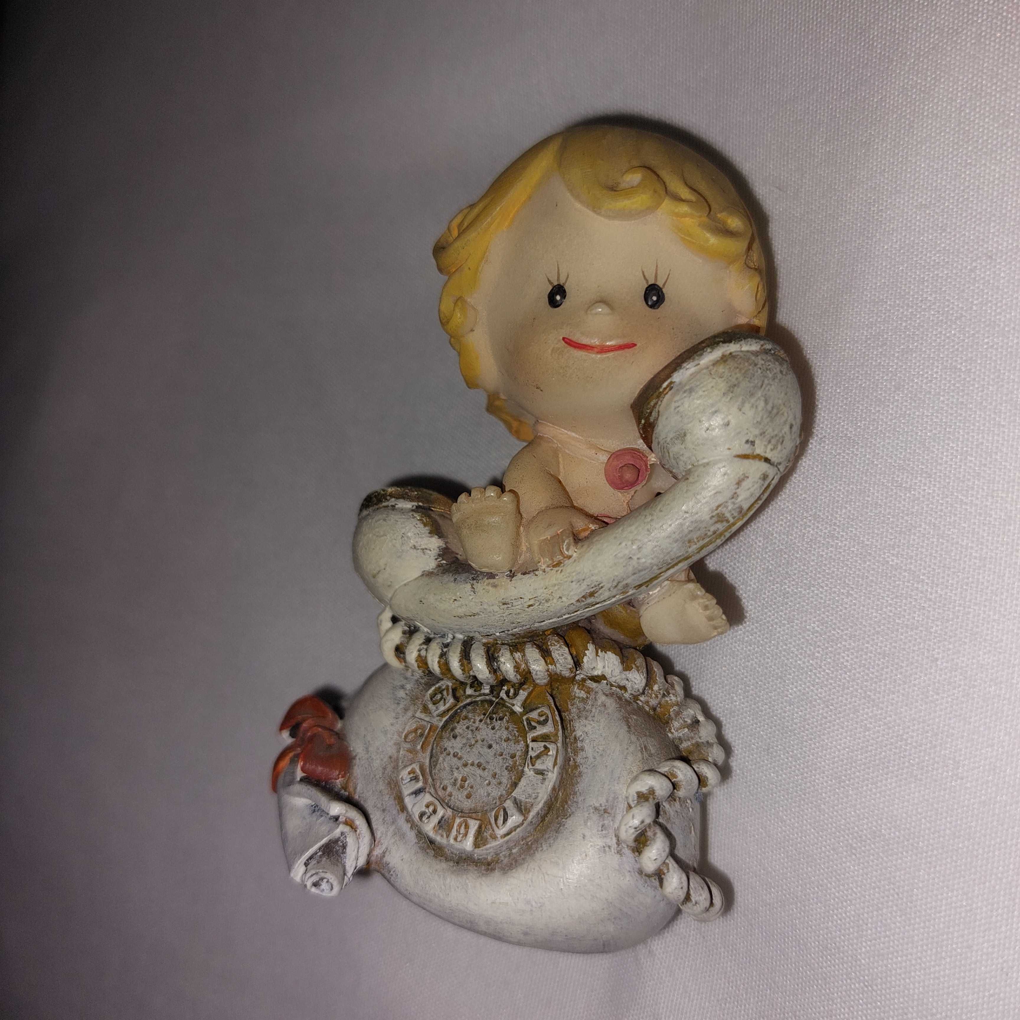 Figurka dziewczynka z telefonem - wys. 7 cm