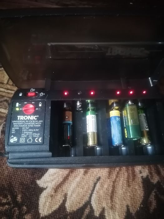 Зарядний пристрій для крон і батарейок а і ааа