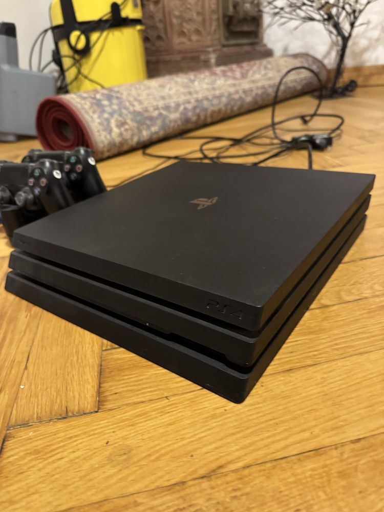 Konsola PS4 Pro 1TB + 2 Pady