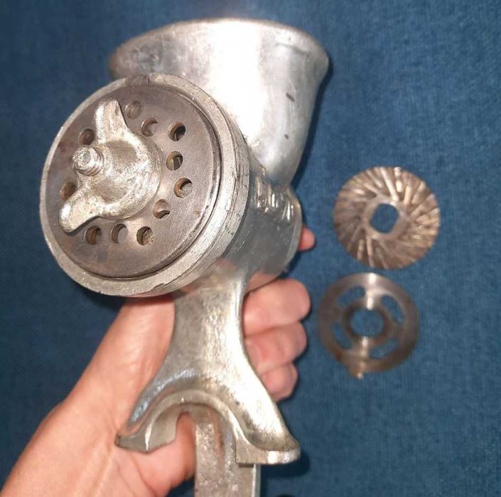 М'ясорубка механічна з 2 ножами, вставкою для маку, клеймо 5Д-70 1970