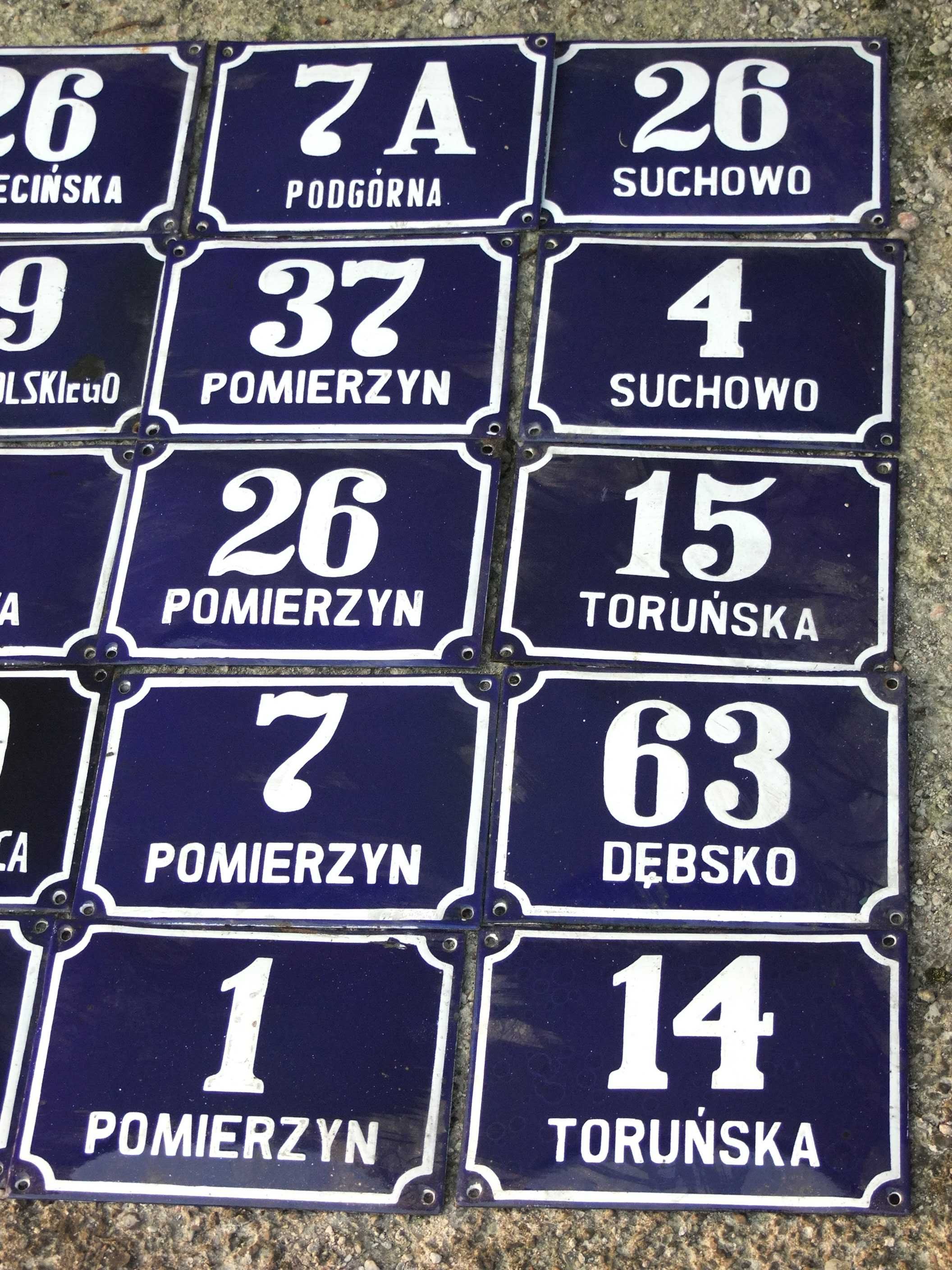 Dekoracyjne tabliczki z numerami ulic