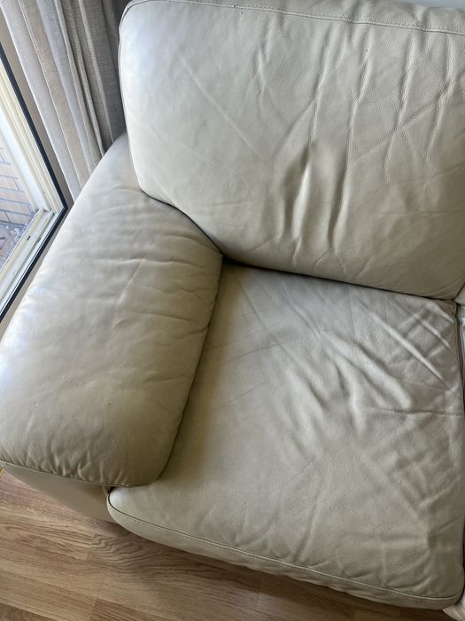 Dois sofas em pele beges