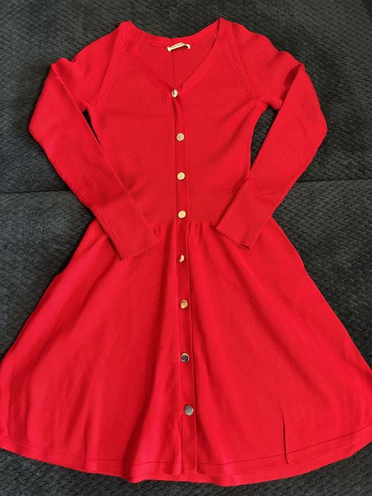 Яскрава червона сукня