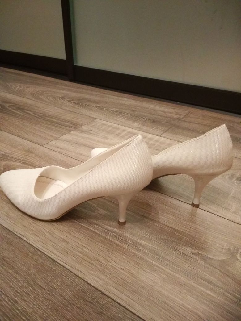 Туфлі жіночі ,39 розмір, колір білий.